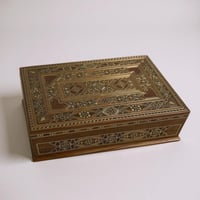 علبة خشبية مطعمه بالصدف