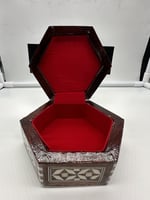 علبة خشبية فاخرة لحفظ المقتنيات