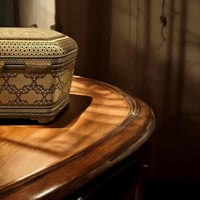 صدوق خشبي فاخر جدا لحفظ المقتنيات