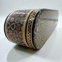 علبة خشبية مطعمه بالعاج والنحاس