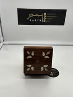 علبة خشبية فاخرة من خشب اللوز مطعم بالصدف