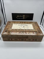 صندوق من الخشب الفاخر لحفظ المقتنيات