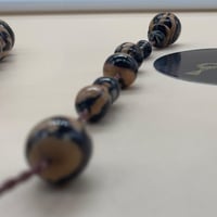 سبحة من جلد التمساح الطبيعي مع عينة