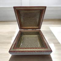 علبة خشبية فاخرة مطعمه بالعاج والنحاس