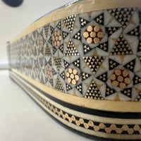 علبة خشبية مطعمة بالعاج والنحاس