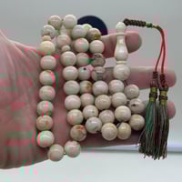 سبحة مرجان ابيض حر مع عينة طبيعية من المرجان