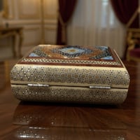 علبة خشبية مطعمه بالكامل عاج ونحاس