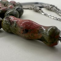 سبحة حجر جبل احد