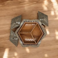 صحن خشبي لتقديم الضيافه