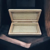 علبة خشبية مطعمه بالعاج والنحاس