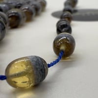 سبحة من جلد ضبعة الطبيعي مع عينة صب من جلد الضبعه