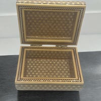 علبة خشبية فآخره صناعة يدوية مطعمه بالنحاس والعاج