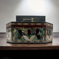 علبة خشبية صناعة يدوية مطعمه بالصدف