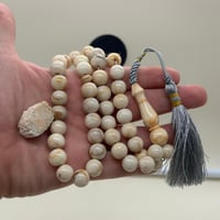 سبحة مرجان ابيض حر