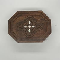 علبه خشبية من خشب الجوز مطعم بالصدف