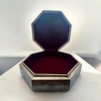 علبة خشبية صناعة يدوية ثمانية الشكل مطعم بالصدف