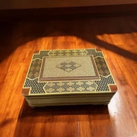 علبة خشبية فاخرة مطعمه بالعاج والنحاس