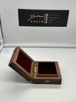 علبة خشبية فاخرة من خشب اللوز مطعم بالصدف