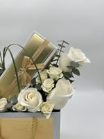 كيس وتشوكليت بستاني مع الورد الطبيعي ابيض