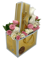 كيس وتشوكليت بستاني مع الورد الطبيعي وردي