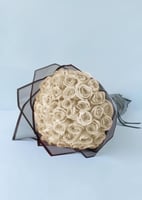 الخمسون وردة البيضاء