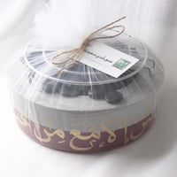 قاعدة تدفئة بتصميم عنابي ( مخصصة بالاسم أو عبارة )