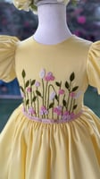 فستان اصفر مطرز