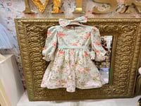 فستان مورد للعمر المحير