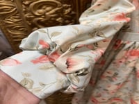 فستان مورد للعمر المحير