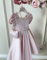 فستان احمر كلوش+شنطة+طوق ورد