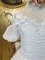 فستان مطرز مع جيبون