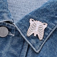 بروش القفص الصدري| Medical brooch