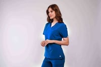 بلوزة سكراب طبي نسائي ماركة ماست وير .