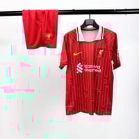 طقم ليفربول الأساسي 2024-2025