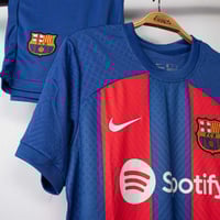 طقم برشلونة الاساسي