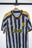 طقم يوفنتوس الأساسي لموسم 2023-2024