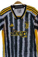 قميص يوفنتوس الاساسي فئة لاعبين 2024