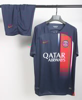 طقم باريس سان جرمان الأساسي