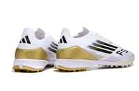 جزمة كرة قدم adidas