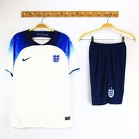 طقم انجلترا الاساسي 2022-2023