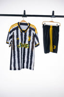 طقم يوفنتوس الأساسي لموسم 2023-2024