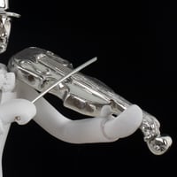 مجسم موسيقي الكمان باللون الابيض