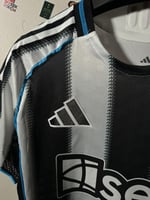 تيشيرت نيوكاسل الأساسي 2025/26