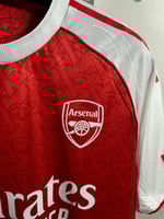تيشيرت أرسنال الأساسي 2025/26