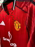 تيشيرت مان يونايتد الأساسي 2025/26