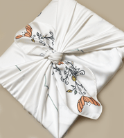 وشاح مربع قُربك الأيام تحلو