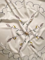 وشاح مربع قُربك الأيام تحلو