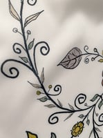 وشاح مربع قُربك الأيام تحلو