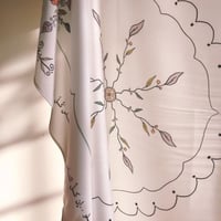 وشاح مربع قُربك الأيام تحلو