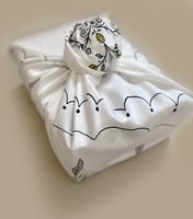 وشاح مربع قُربك الأيام تحلو